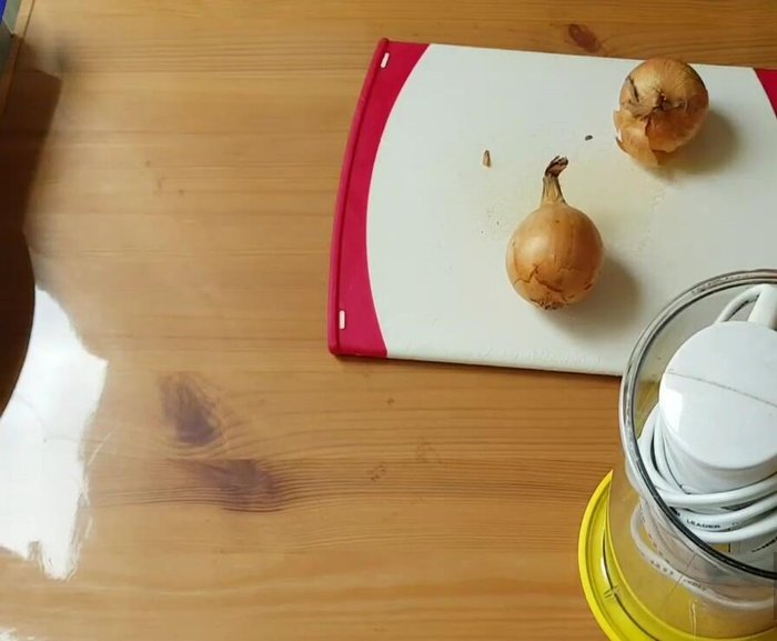 Zwiebeln in feine Streifen schneiden.