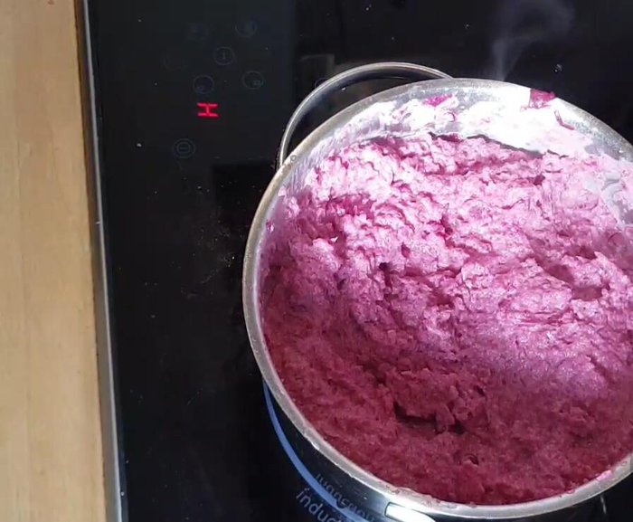 Mit Salz, Zucker und Zitronensaft abschmecken.