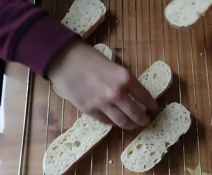 Die fertige Mischung auf ein Backblech geben.