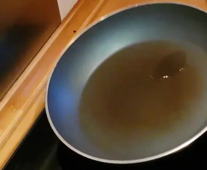 Walnüsse in einer Pfanne leicht mit Zucker rösten (optional).