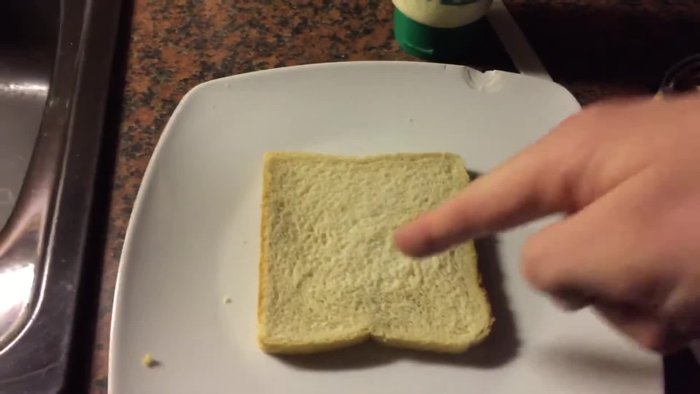 Toastbrot im Toaster toasten.