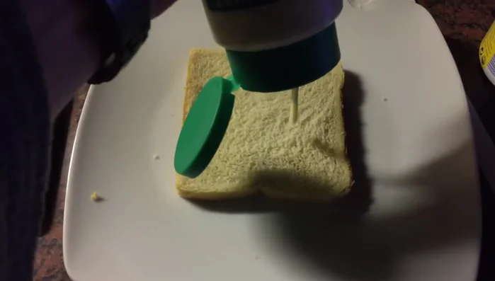 Eine großzügige Schicht Remoulade auf das Toastbrot streichen.