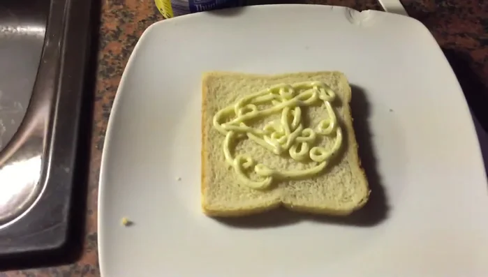 Schafskäse darüber bröseln.