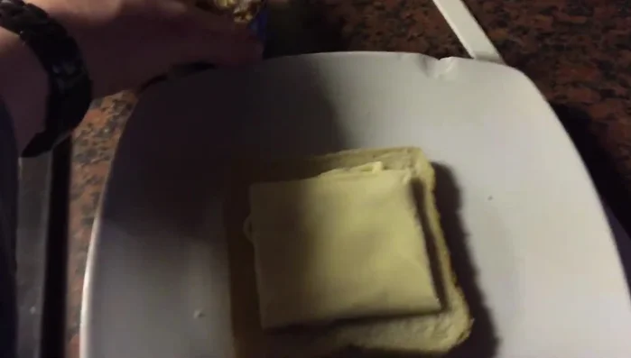 Thunfisch gleichmäßig auf dem Käse verteilen.