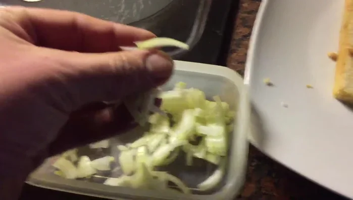 Klein gehackte Zwiebeln darüber streuen.