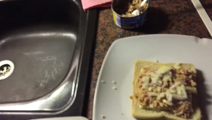 Noch eine Schicht Remoulade darüber geben.