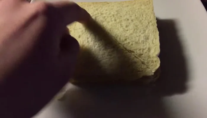 Das Sandwich durchschneiden.