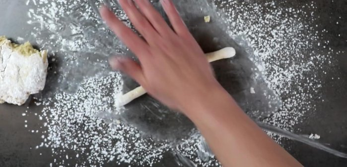 Die Brotsticks auf ein mit Backpapier ausgelegtes Backblech legen.