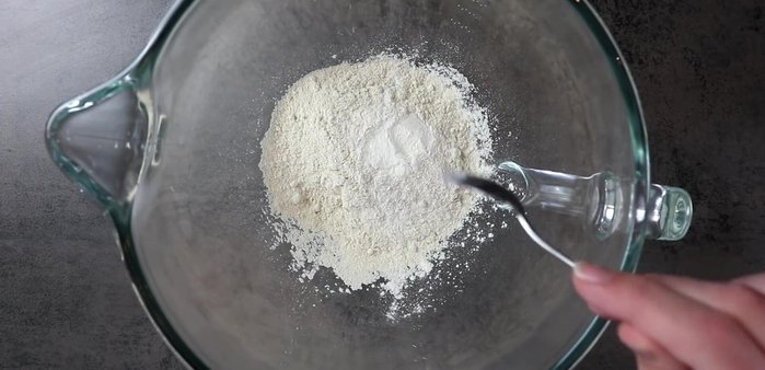 Mandelmehl, Flohsamenschalenpulver, Backpulver und Salz in einer Schüssel vermischen.