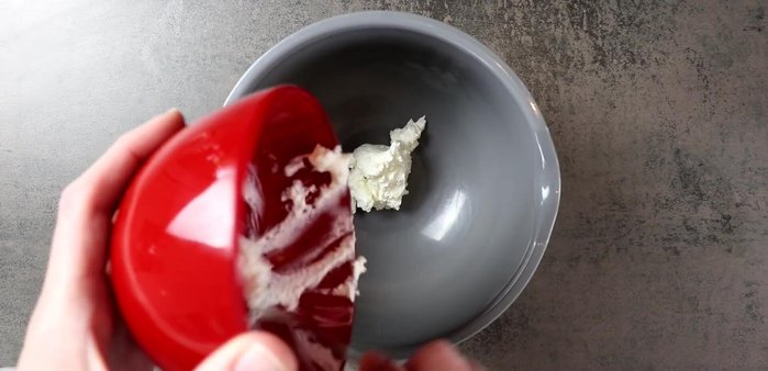 In einer separaten Schüssel Magerquark, Öl, Mandelmilch und Eier verrühren.