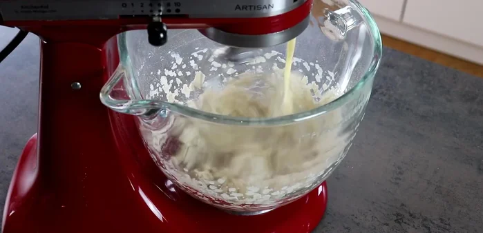 Die feuchten Zutaten schrittweise mit den trockenen Zutaten verrühren.