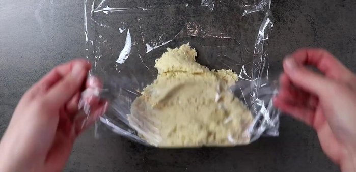 Den Teig in Frischhaltefolie wickeln und 30-40 Minuten ruhen lassen.