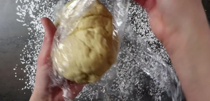 Arbeitsfläche bemehlen. Teig ausrollen und in gleich lange Stücke schneiden.