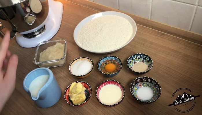 Hauptteig: 650g Mehl, Vorteig, 260ml lauwarme Milch, 70g Zucker, Hefe, 10g Salz, 20ml Sahne und 50g zimmerwarme Butter in einer Schüssel vermengen. Frische Hefe in der lauwarmen Milch auflösen.