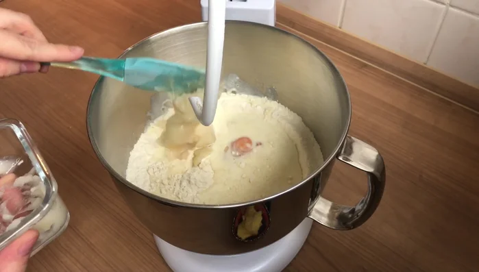 Teig ca. 2 Minuten verkneten.