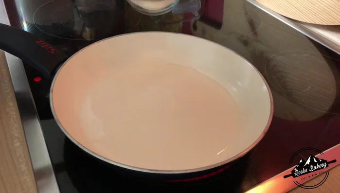 Vorteig zubereiten: 200ml kaltes Wasser und 50g Weizenmehl verrühren, aufkochen und auf niedriger Stufe köcheln lassen, bis ein glänzender Teig entsteht (Puddingkonsistenz).