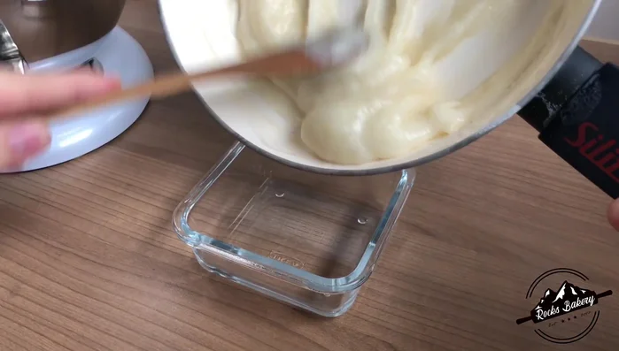 Vorteig mindestens 2 Stunden (besser über Nacht) im Kühlschrank kühlen.