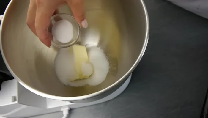 Streusel zubereiten: Mehl und Haferflocken mit den restlichen Zutaten (bis auf die in Schritt 1 genannten) verkneten.