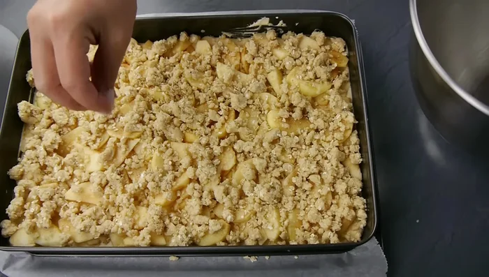 Kuchen im vorgeheizten Ofen backen.