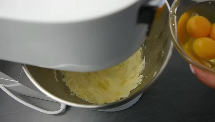 Eier nacheinander unterrühren.