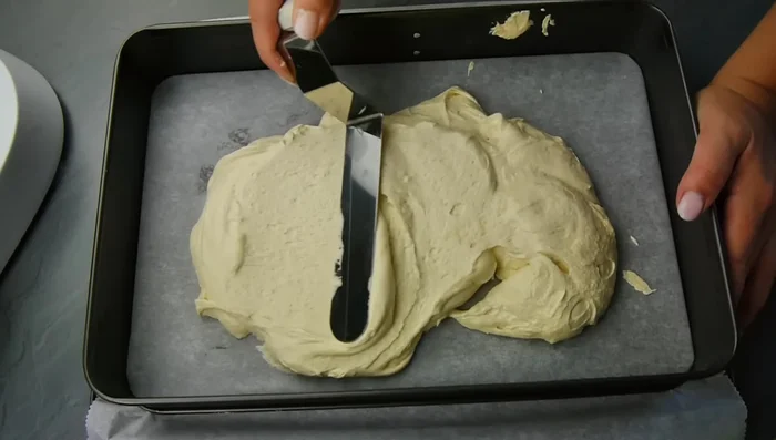 Teig in eine vorbereitete Springform (mit Backpapier ausgelegt) geben.