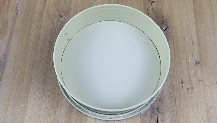 Springform vorbereiten: Mit Backpapier auslegen und die Ränder mit Backtrennspray einfetten. Teig in die Form drücken und am Rand ca. 4 cm hochziehen. Mit Mehl bestäuben.