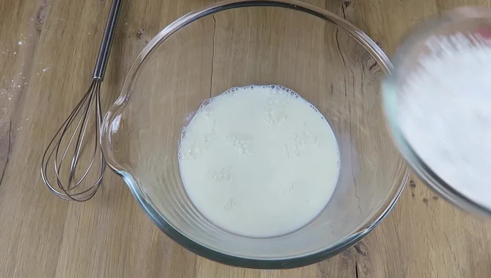 Füllung zubereiten: Mascarpone, Sahne, Zucker verrühren. Öl unterrühren, dann Schmand und Quark einarbeiten. Klumpenfrei rühren. Optional: Zitronenschale hinzufügen.