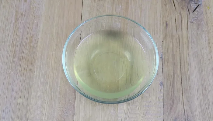 Tortenguss zubereiten: Mandarinen Saft mit klarem Tortenguss (ggf. mit Wasser auffüllen) klumpenfrei verrühren. Aufkochen und einige Minuten abkühlen lassen.