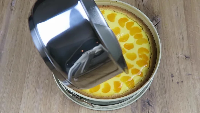 Tortenguss auftragen: Den noch warmen Tortenguss über den Kuchen geben. Bei Raumtemperatur abkühlen lassen und über Nacht in den Kühlschrank stellen.