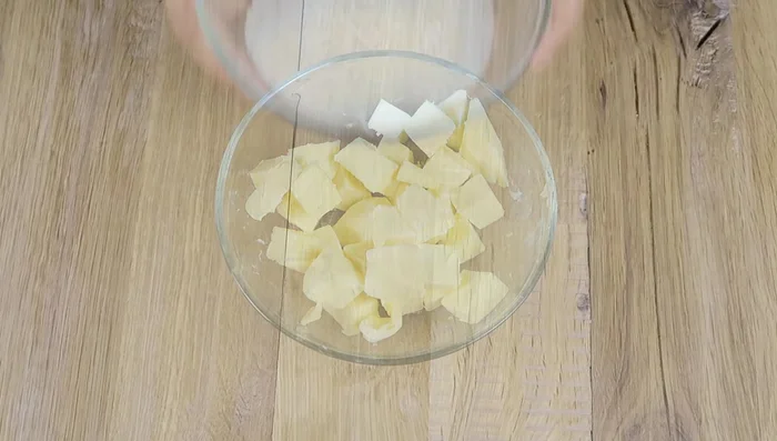 Mürbeteig zubereiten: Kalte Butter würfeln, mit Zucker, Milch, Vanillezucker, Backpulver und Salz vermengen. Mehl hinzufügen und mit einer Gabel oder Knethaken verrühren. Zu einer Kugel formen.