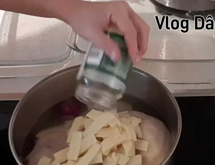 Gewürze und Sojasauce hinzufügen: Gewürze und einen Teelöffel Sojasauce hinzufügen.