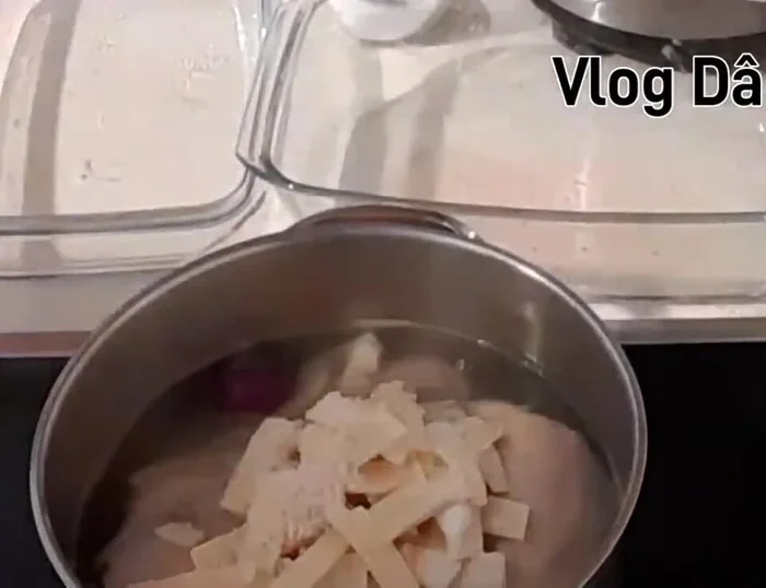 Köcheln lassen: Die Suppe köcheln lassen.