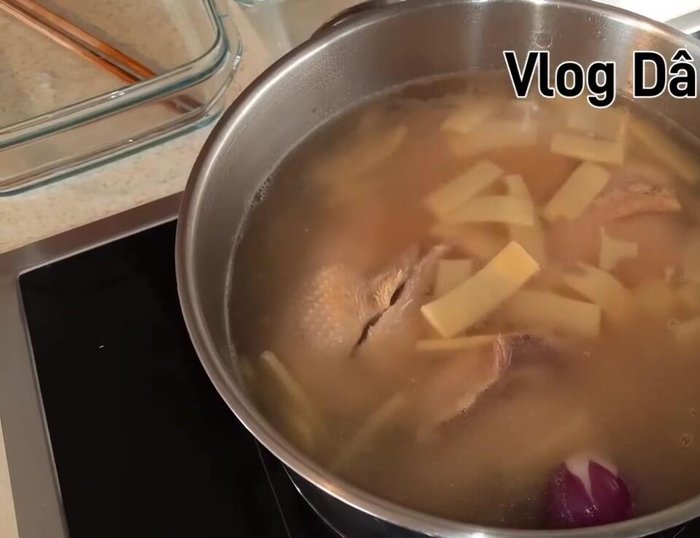 Abschmecken und Wasser nach Bedarf hinzufügen: Nach Bedarf Wasser hinzufügen und abschmecken.