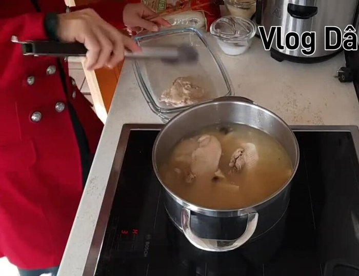 Entenfleisch aus der Suppe nehmen und abkühlen lassen: Das Entenfleisch aus der Suppe nehmen und abkühlen lassen.