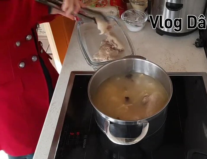 Entenfleisch schneiden: Das abgekühlte Entenfleisch in mundgerechte Stücke schneiden.