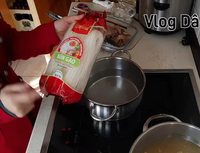 Reisnudeln kochen: Reisnudeln 8 Minuten kochen.