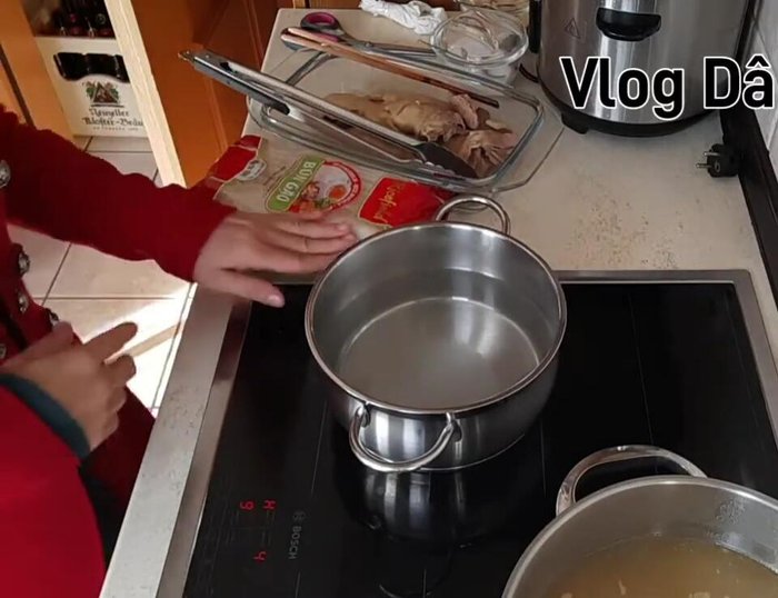 Reisnudeln zur Suppe geben: Die gekochten Reisnudeln zur Suppe geben.