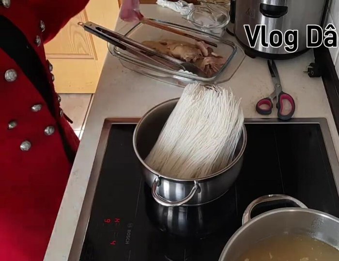 Basilikum hinzufügen: Basilikum und weitere Gewürze nach Geschmack hinzufügen.