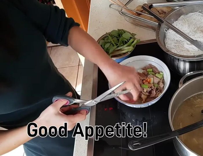 Chili hinzufügen: Ein bisschen Chili nach Geschmack hinzufügen.