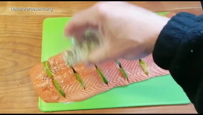 Limettenscheiben auf den Lachs legen.