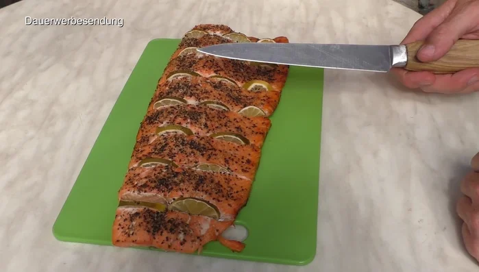 Lachs vom Grill nehmen und servieren.