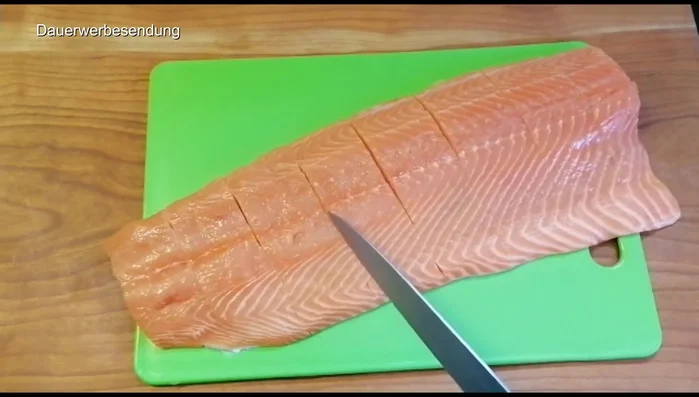 Lachsfilet in 3-4 cm Abständen einschneiden (bis auf die Haut).
