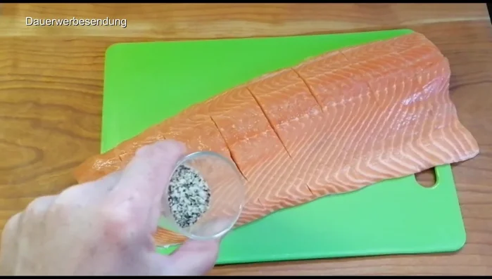 Gewürze (Salz, Pfeffer, Zitronenpulver) vermischen.