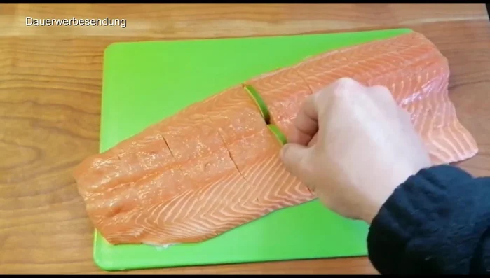 Gewürzmischung in die Einschnitte des Lachses stecken.
