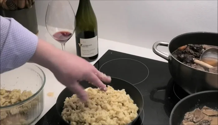 Rehrücken in der Pfanne mit etwas Butter anbraten.