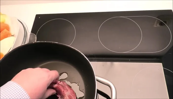 Knochen vom Reh im Pflanzenöl anrösten. Alternativ: Knochen auf einem Backblech im Ofen rösten.