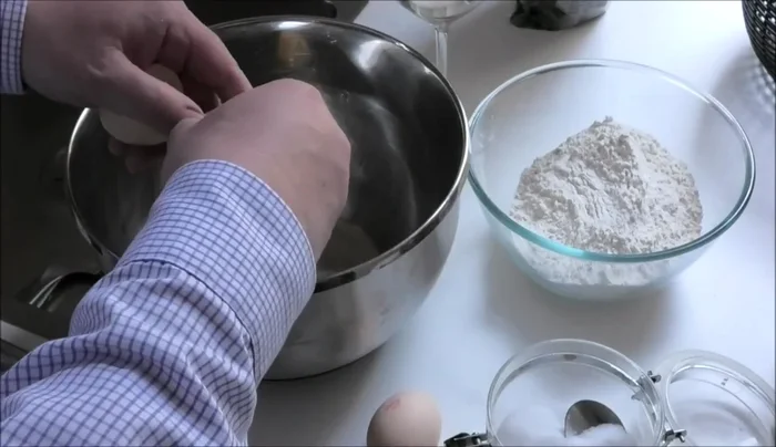 Spätzleteig zubereiten: Eier, Wasser, Mehl und Salz vermischen und zu einem glatten Teig verarbeiten.
