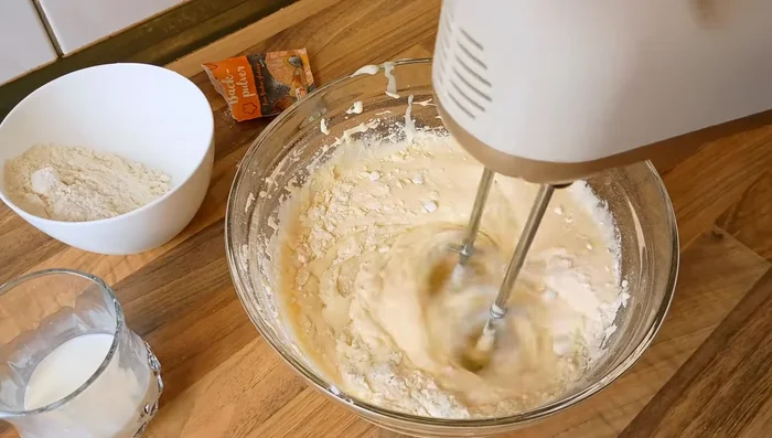 Restliches Mehl und Milch unterrühren.