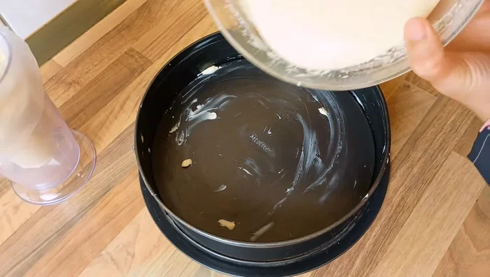 Teig in eine gefettete Springform (26-28 cm) geben.