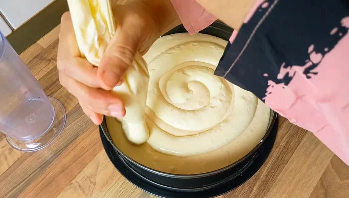 Pudding spiralförmig auf den Teig verteilen (optional: Spritzbeutel verwenden).